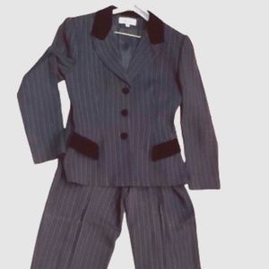 Niki Taylor Black Pinstripe with Velvet Trim Blazer & Trouser Suit  Sz 10